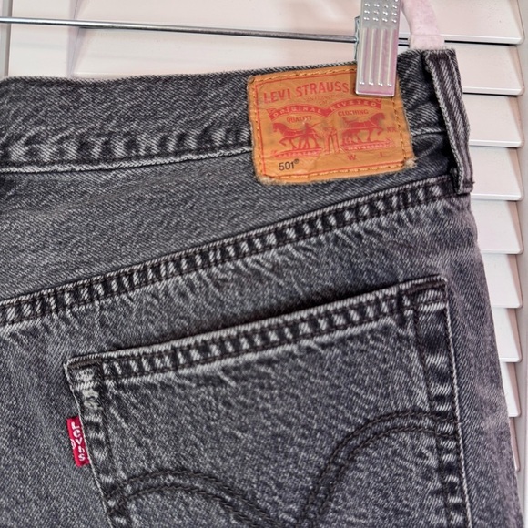 Levi's 501 Distressed Fried Hem Jean Shorts Washed Black Festival Size 32 - Picture 5 of 7